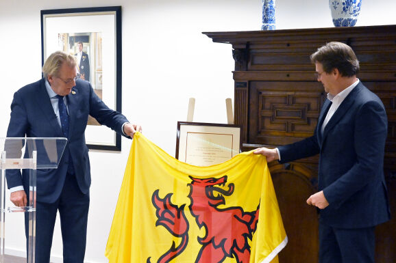 Den Hartogh Handover of Royal designation document